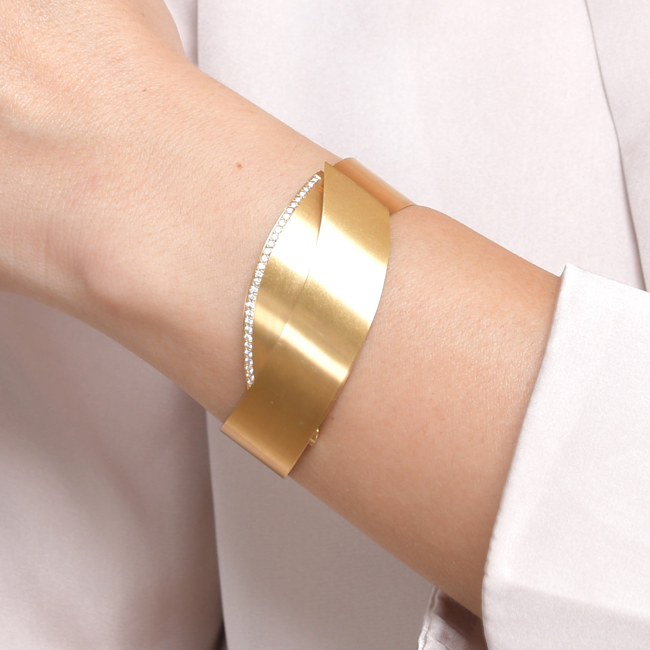 Isabelle Fa Klapp Armreif mit Diamanten in 750er / 18 Kt. GG - Größe: M