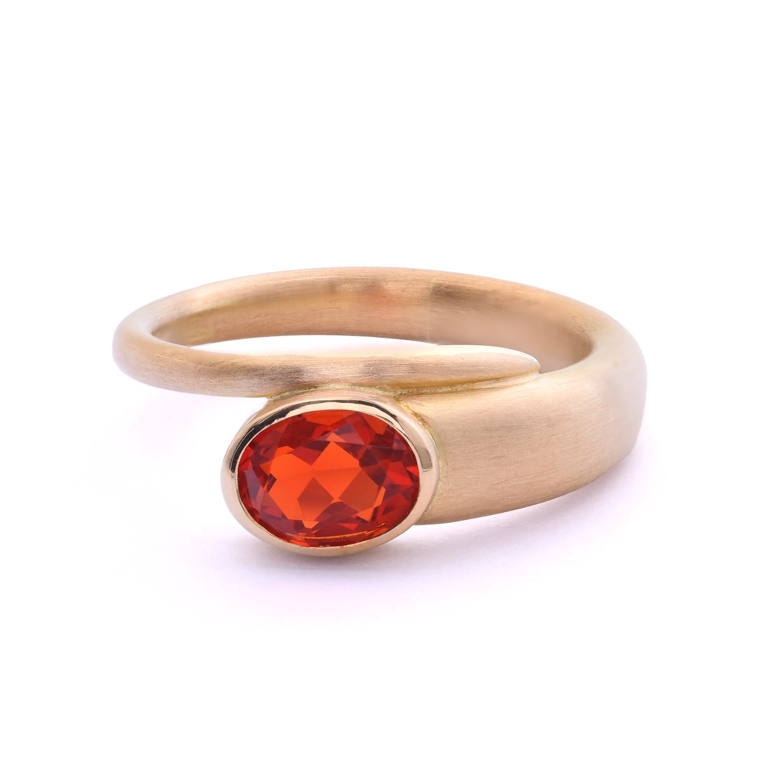 Goldschmiede Ring mit einem Mexikanischen Feueropal in 750er / 18 Kt. GG Gr.: 51