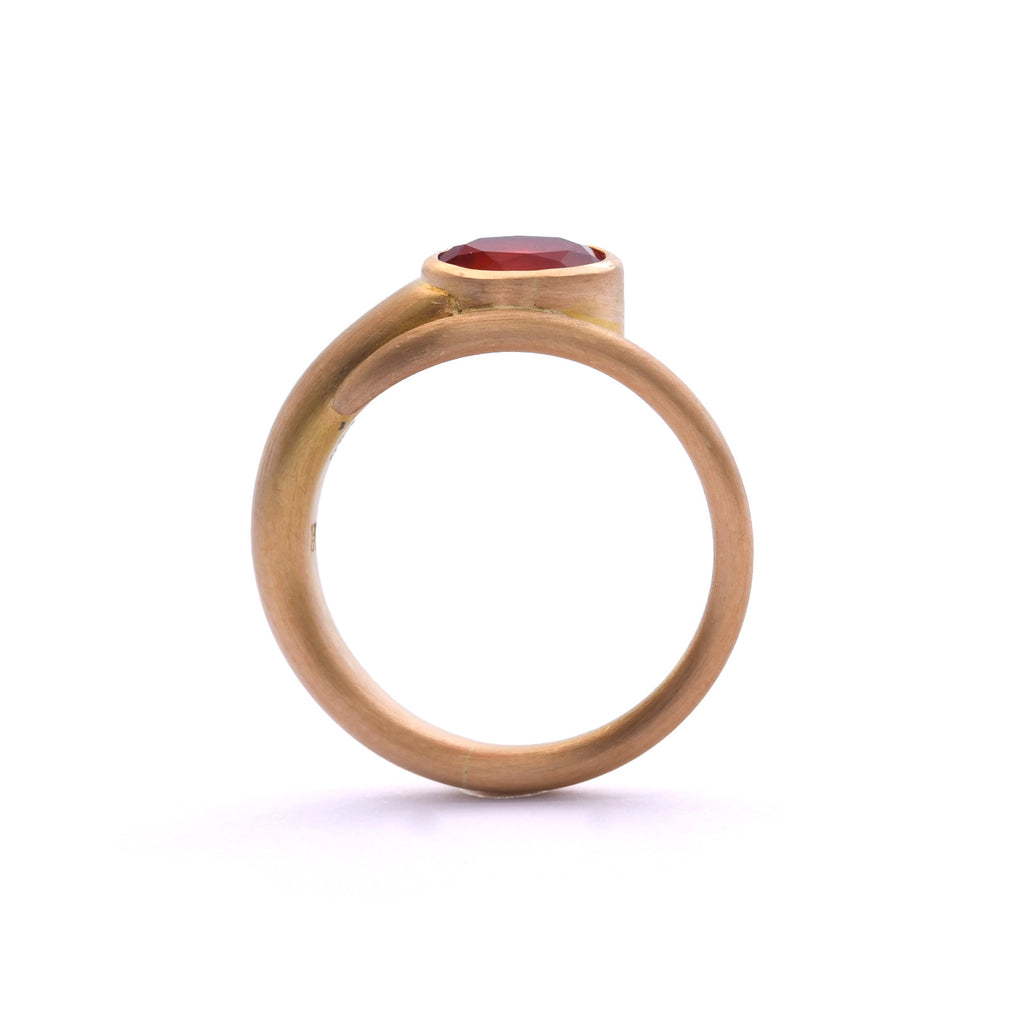Goldschmiede Ring mit einem Mexikanischen Feueropal in 750er / 18 Kt. GG Gr.: 51