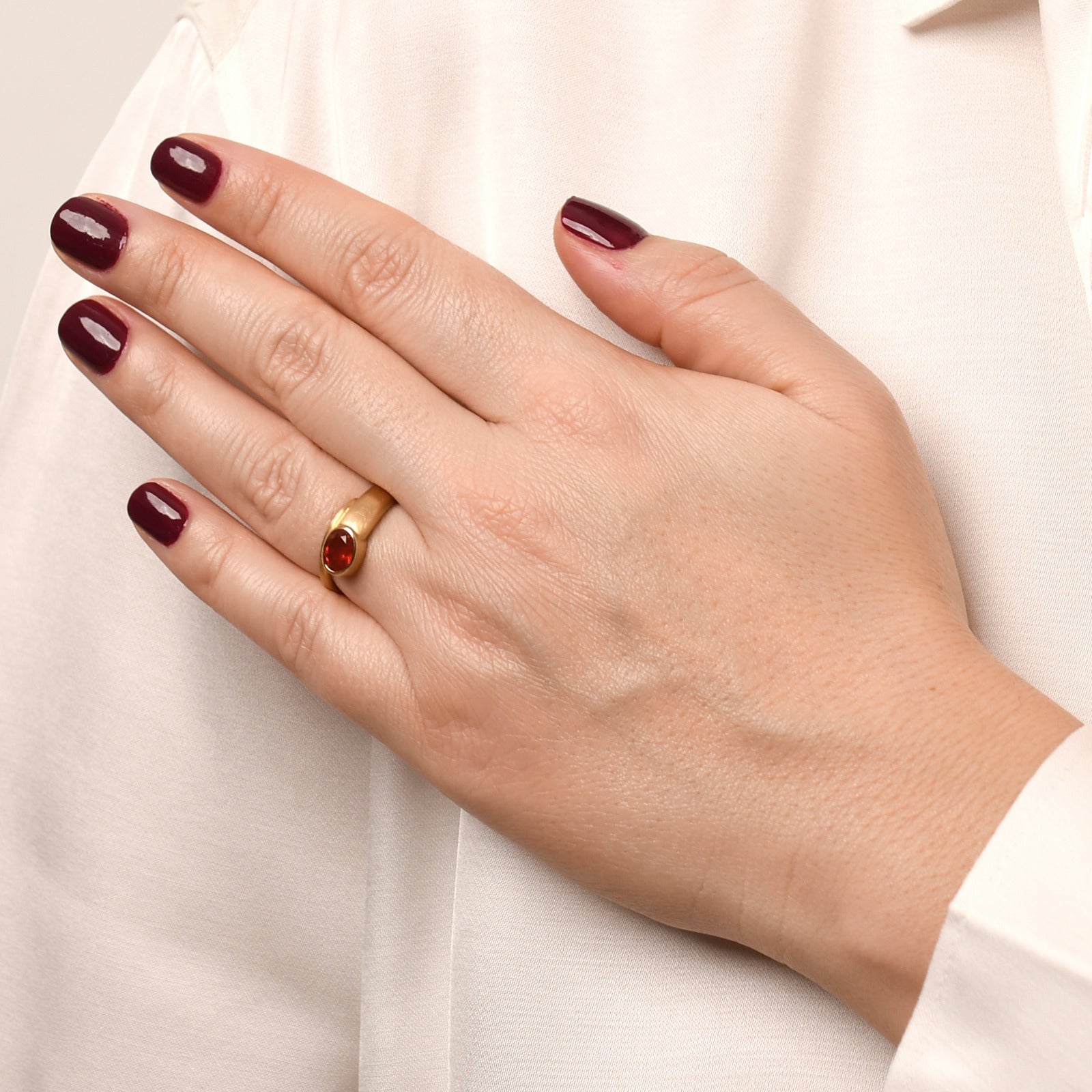 Goldschmiede Ring mit einem Mexikanischen Feueropal in 750er / 18 Kt. GG Gr.: 51